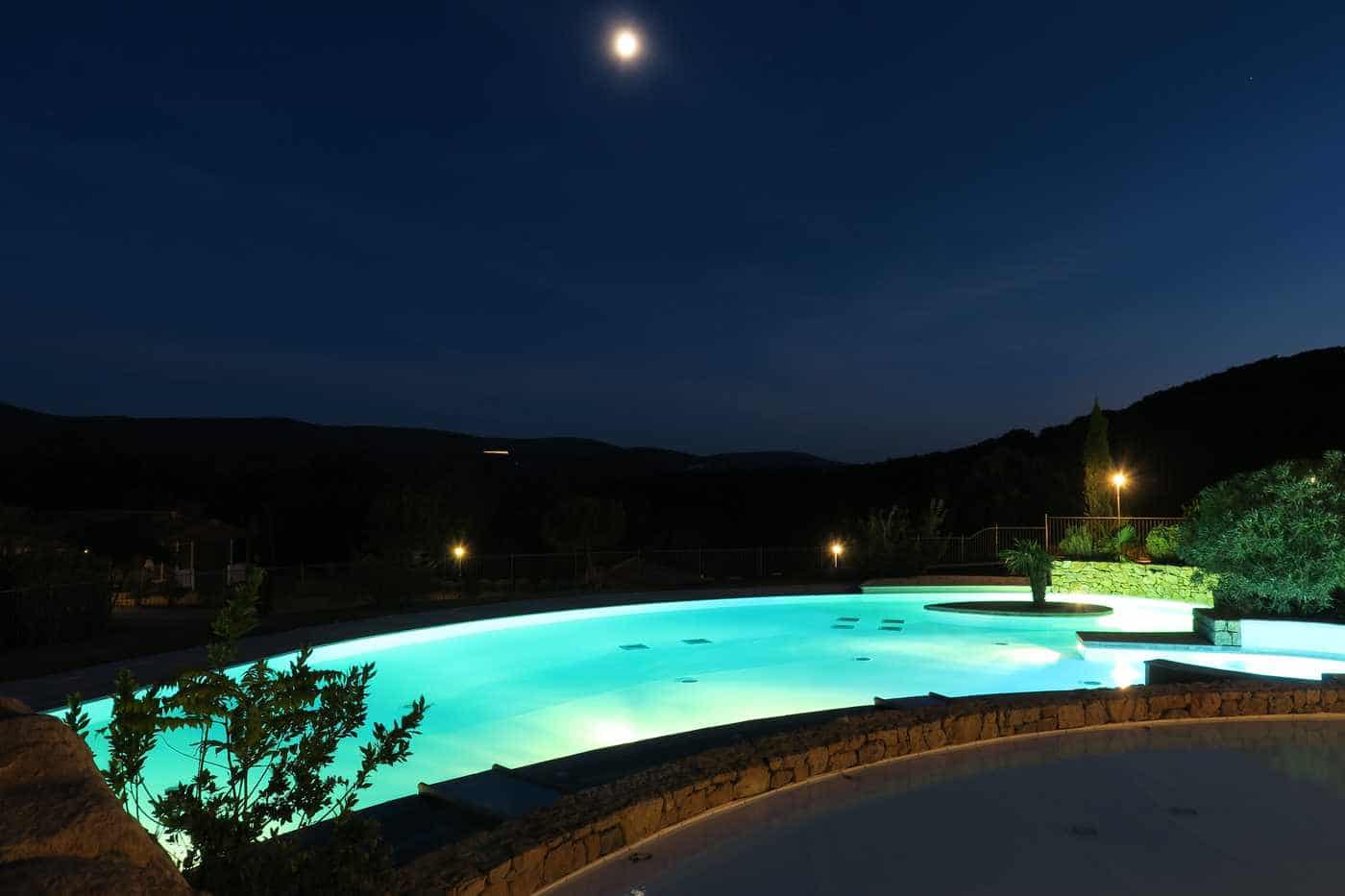 vue nuit du bassin de la piscine du camping en Ardèche