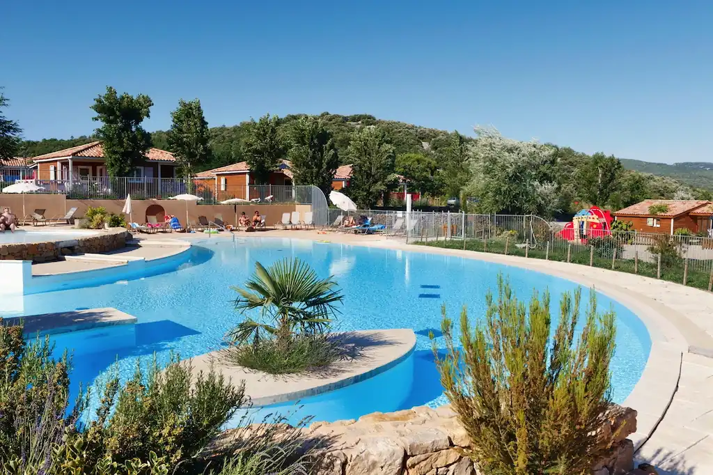 vue large piscine camping Ardèche 5 étoiles